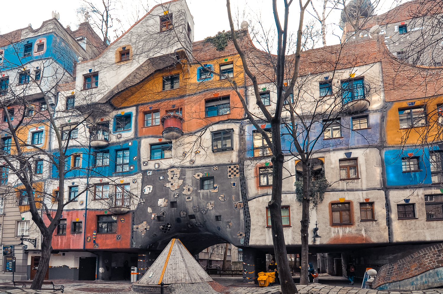 【携程攻略】维也纳百水公寓景点,百水公寓是由奥地利著名画家兼建筑师弗利登斯莱希·百水设计…